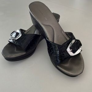 Bandolino black patent leather sandals
